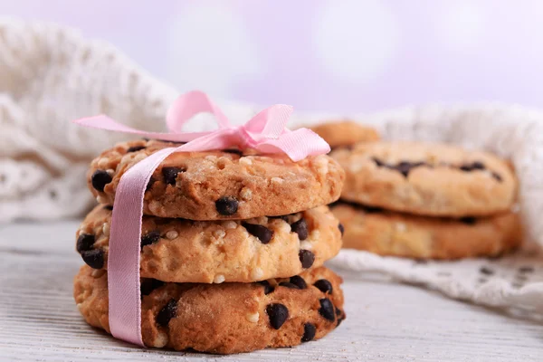 Biscoitos saborosos na cor de fundo de madeira — Fotografia de Stock