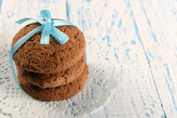 Tasty cookies on color wooden background — Stock Photo, Image