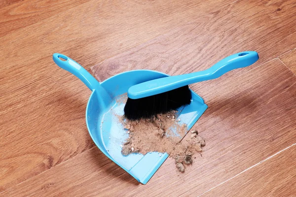 Trash in scoop on floor close-up — Stock Photo, Image