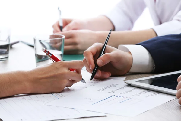 Reunião na mesa de trabalho no fundo branco desfocado — Fotografia de Stock