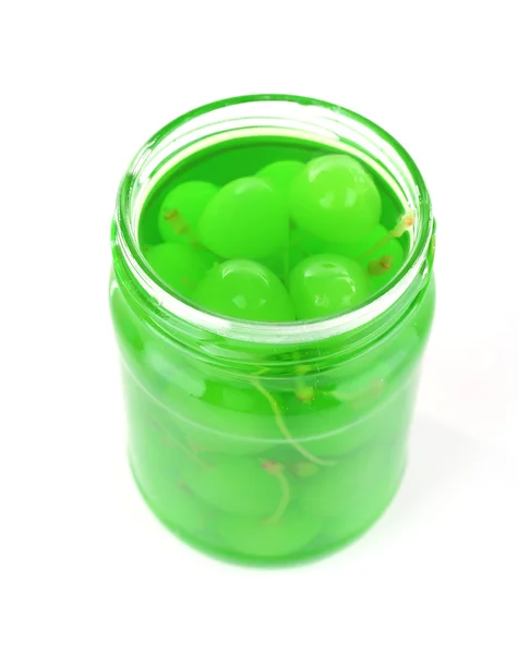 Házi készítésű üveg zöld maraschino cseresznye elszigetelt fehér background — Stock Fotó
