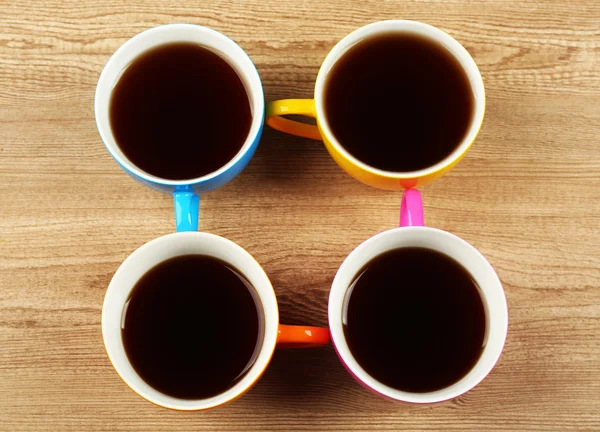 Tazas de café sobre fondo de mesa de madera —  Fotos de Stock