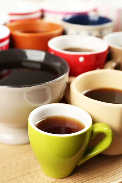 Viele Tassen Kaffee auf Holztischhintergrund, Nahaufnahme — Stockfoto