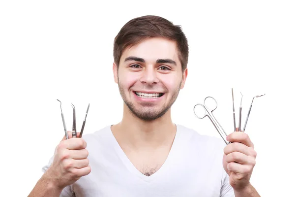 Man met tandheelkundige tools op wit wordt geïsoleerd — Stockfoto