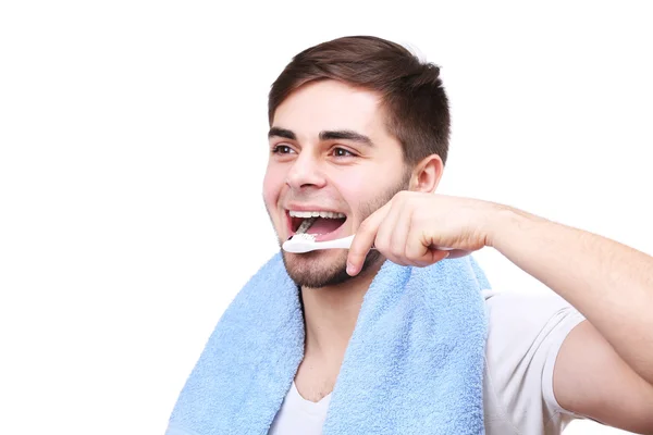 Retrato de jovem sorridente com escova de dentes isolada em branco — Fotografia de Stock