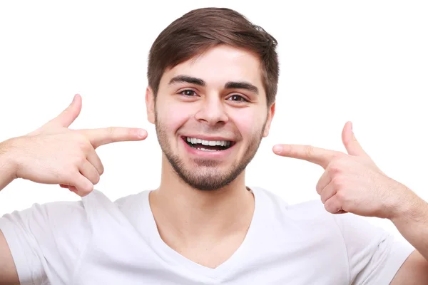 Portrait de jeune homme souriant isolé sur blanc — Photo