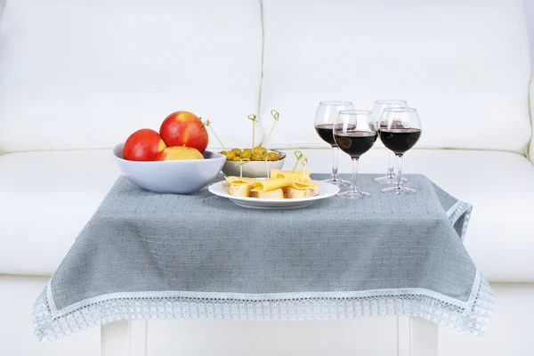 Tabel thuis met eten en drinken voor vrienden — Stockfoto