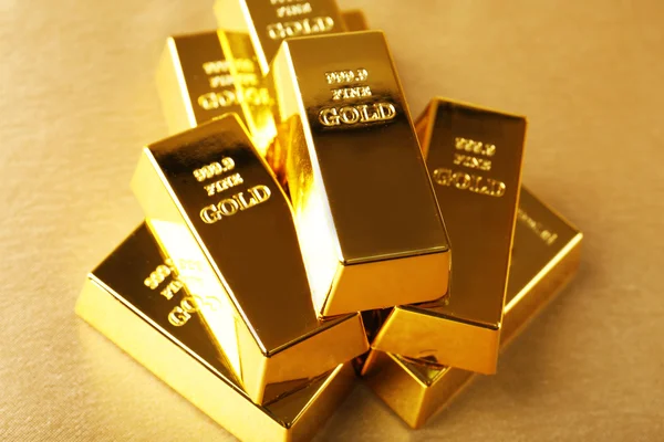 Barras de ouro na mesa close-up — Fotografia de Stock