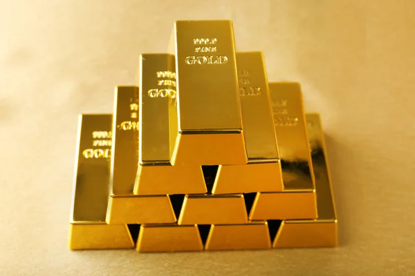 Guldtackor på tabell närbild — Stockfoto