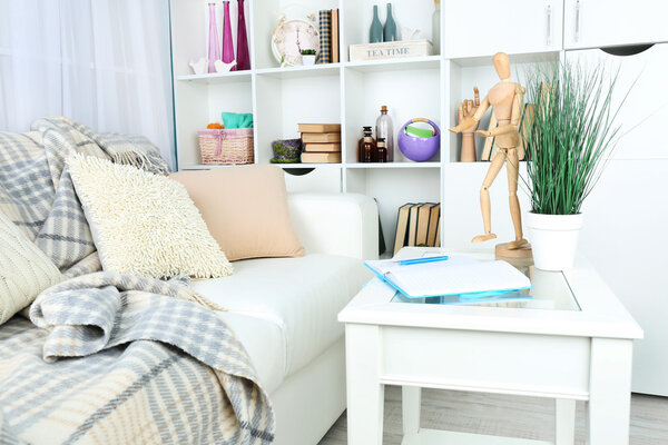 Современный дизайн интерьера гостиной в светлых тонах, в помещении
