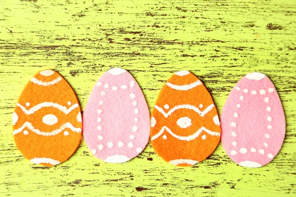Paskalya yumurtaları renkli ahşap arka plan üzerinde hissettim — Stok fotoğraf