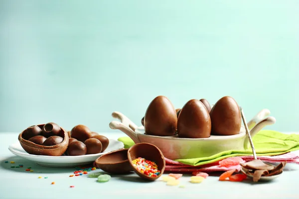 Schokolade Ostereier auf Teller, auf farbigem Holzgrund — Stockfoto
