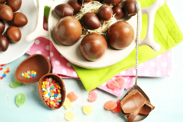 Chocolate Easter eggs on plate, on color wooden background — Stock Photo, Image