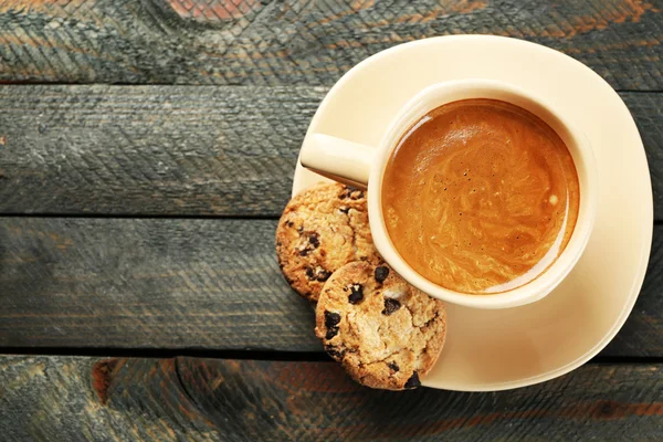 Cangkir kopi dan kue lezat dengan latar belakang kayu — Stok Foto