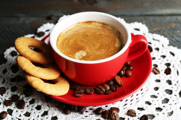 Φλιτζάνι καφέ και νόστιμα μπισκότα σε ξύλινα φόντο — Φωτογραφία Αρχείου
