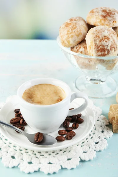 Tasse de café et biscuit savoureux sur fond en bois de couleur — Photo
