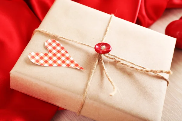 Handgemaakte gift op de dag van de Valentijnskaart, close-up — Stockfoto