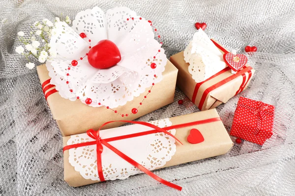 Ručně vyráběné dárky na Valentýna, na pozadí tkaniny — Stock fotografie