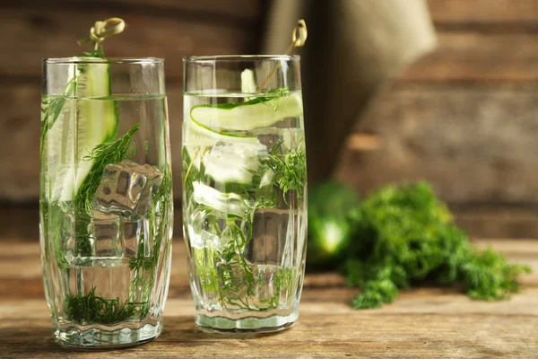 Ahşap masa üzerinde taze organik salatalık suyu ile gözlük — Stok fotoğraf