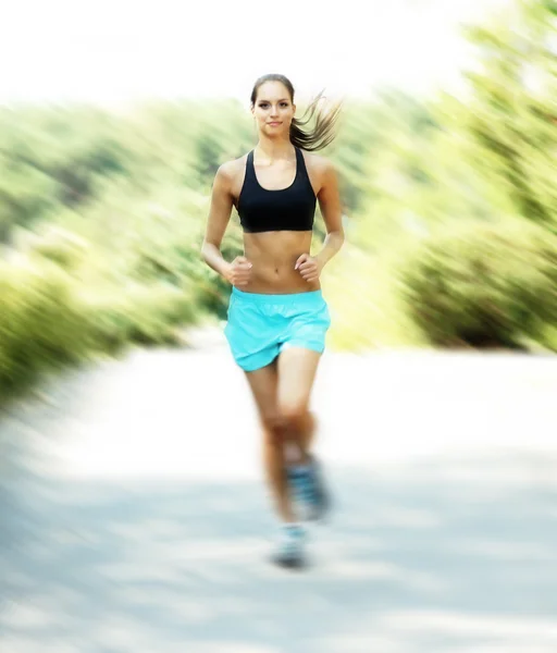 Jeune femme jogging au parc — Photo