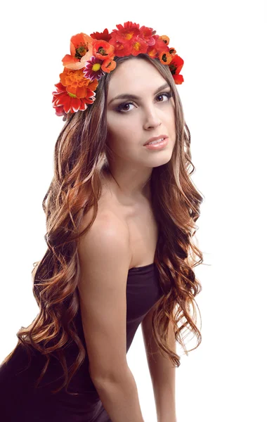 Bella giovane donna con corona di fiori isolati su bianco — Foto Stock