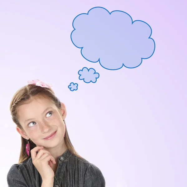 Χαριτωμένο κορίτσι που ονειρεύεται σε λιλά φόντο, κείμενο σύννεφο με χώρο για το κείμενό σας — Φωτογραφία Αρχείου