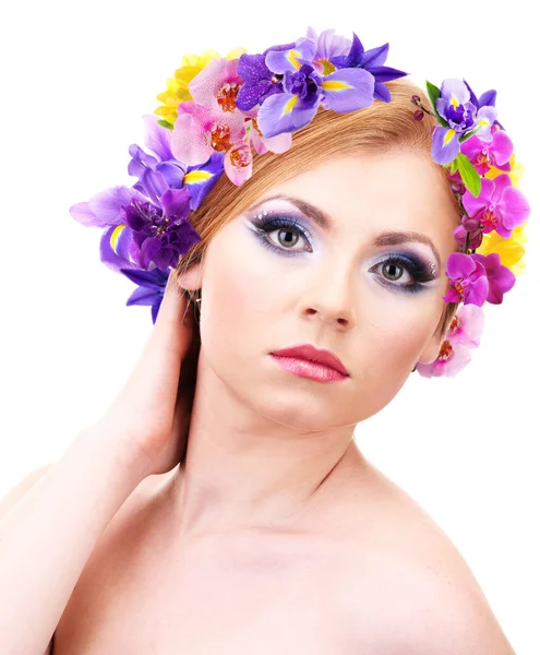 Bella giovane donna con corona di fiori isolati su bianco Fotografia Stock