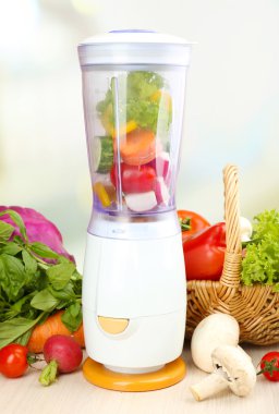 Blender ile mutfak masasının üzerinde taze sebze