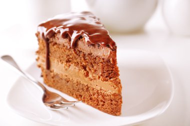 Nefis çikolatalı kek tabakta, açık arkaplanda.