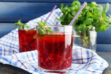 Nar İçecek gözlük nane ve renk ahşap zemin üzerine peçete üzerinde kireç dilimleri ile