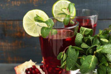 Nar İçecek gözlük nane ve plaka ve renk ahşap zemin üzerine kireç dilimleri ile