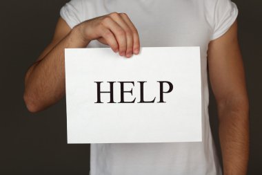 Kağıdın yardımıyla koyu arka plan üzerinde erkek elinde kayıt