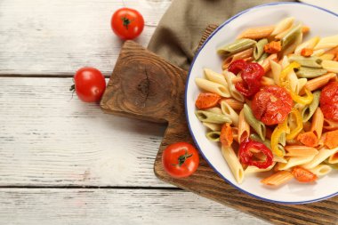 Biber, havuç ve domates ahşap masa arka plan ile makarna salatası