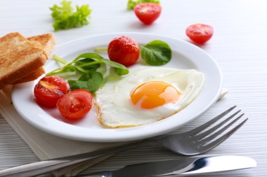 Pastırmalı yumurta renk ahşap masa arka plan üzerinde