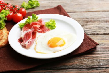 Pastırmalı yumurta rustik ahşap plakalar arka plan üzerinde