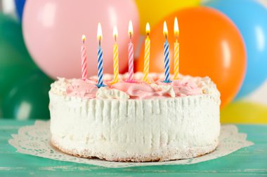 Lezzetli doğum günü pastası parlak zemin üzerine masada