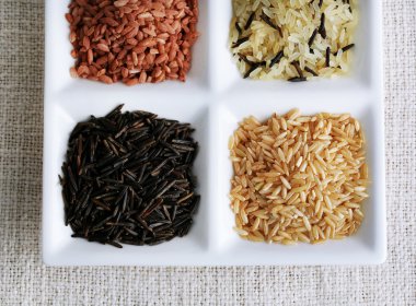 Pirinç kumaş arka plan üzerinde plaka üzerinde farklı türleri