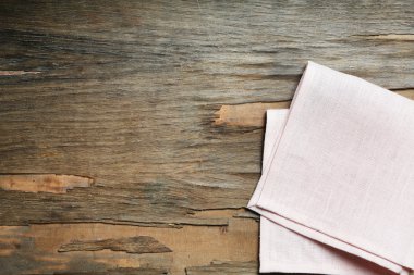 Tahta masadaki peçete.