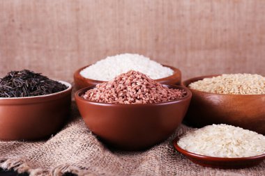 Kase üzerinde çul arka plan masaya pirinç çeşitleri