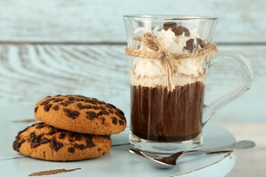 Kahve krem ve ahşap arka plan üzerinde çerezler ile