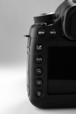 gri zemin üzerine dijital fotoğraf makinesi