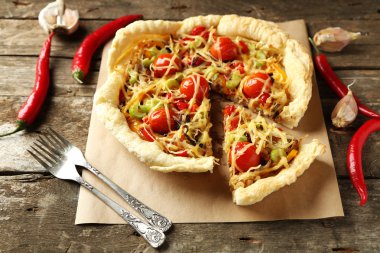 Kırmızı biber, domates ve peynirle ahşap arka plan üzerinde sebze pie