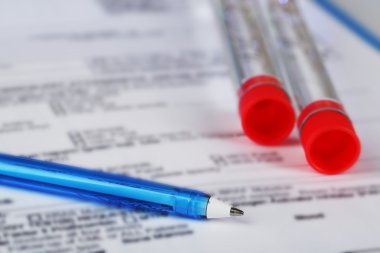 Test tüpleri ve Pano ile tıbbi geçmişi formu kapat