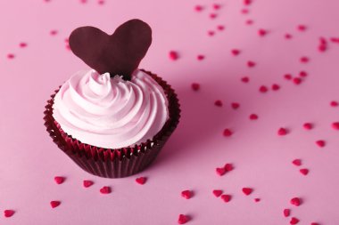 Lezzetli Sevgililer günü cupcake pembe bir arka plan üzerinde