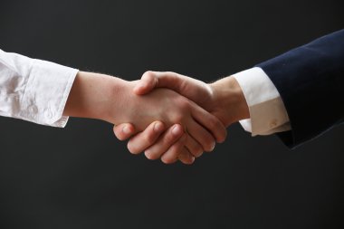 İş karşılıklı koyu arka plan üzerinde