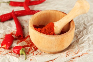 Toz kırmızı biber biber tablo ile harç içinde yakın çekim