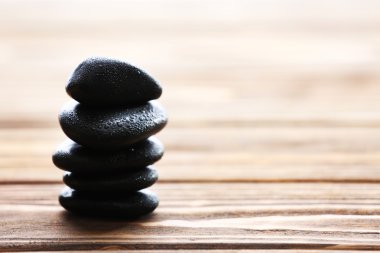 Su Spa taşlarla üzerinde ahşap arka plan damla