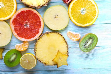 Meyveler masanın üstünde, dilimlenmiş yakın çekim