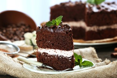 Masanın üzerinde nefis çikolatalı pasta.