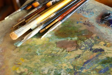 Ahşap palet üzerinde farklı fırçalar